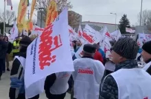 Kadr z transmisji z protestu przed sklepem Castorama (Twitter)