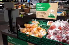 Strefa dedykowana produktom z kończącym się termin przydatności do spożycia w sklepie Carrefour (fot. Carrefour)