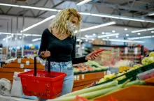 W pierwszych trzech tygodniach listopada 2021 liczba klientów w sklepach wszystkich formatów była o 31,4 proc. mniejsza niż 2 lata wcześniej (fot. Shutterstock)