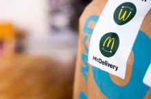 McDonald‘s poprawił wyniki sprzedaży. Spółka stawia na rozwój franczyzy, sprzedaż na wynos i dostawy do domu (Shutterstock)