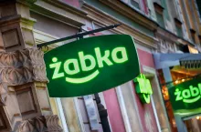 &lt;p&gt;Żabka przejmuje w Rumunii (fot. DarSzach/Shutterstock)&lt;/p&gt;