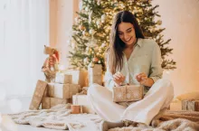<p>Listę najczęściej kupowanych prezentów gwiazdkowych otwierają kosmetyki, wskazywane w tym roku jeszcze częściej niż w roku ubiegłym (fot. Shutterstock)</p>