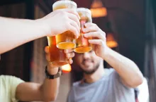 <p>Bary będą musiały podawać informację o mocy piwa i wina (fot. Shutterstock)</p>