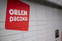 Automat ”ORLEN PACZKA” na stacji Orlenu w Warszawie przy ulicy Solidarności. fot. Miłosz Poloch/ORLEN