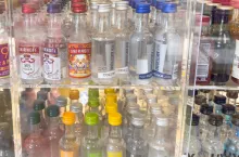 ”Małpki” alkoholowe są w Polsce popularne (fot. ZikG/Shutterstock)