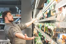 Ministerstwo Zdrowia kończy prace nad projektem zakazującym sprzedaży alkoholu na stacjach paliw w godzinach od 22.00 do 6.00 rano (fot. Shuttercsk)