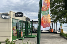 Sezonowy sklep sieci Żabka nad morzem