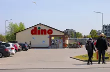 Na zdj. sklep sieci Dino (fot. marekusz/Shutterstock; zdjęcie ilustracyjne)